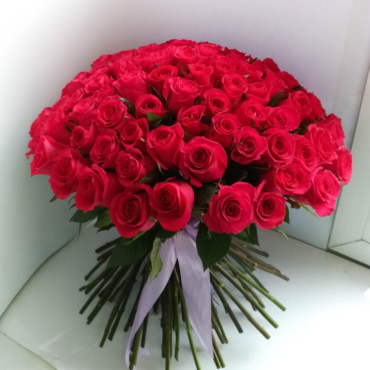 101 красная роза - Фотография цветов перед доставкой