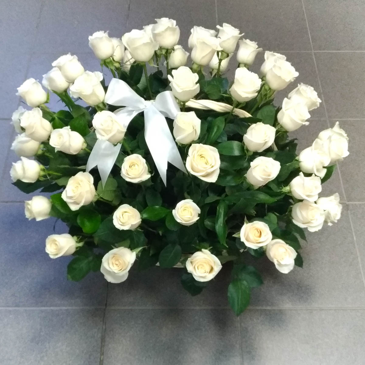 Большая корзина 51 белая роза - Фотография цветов перед доставкой 2