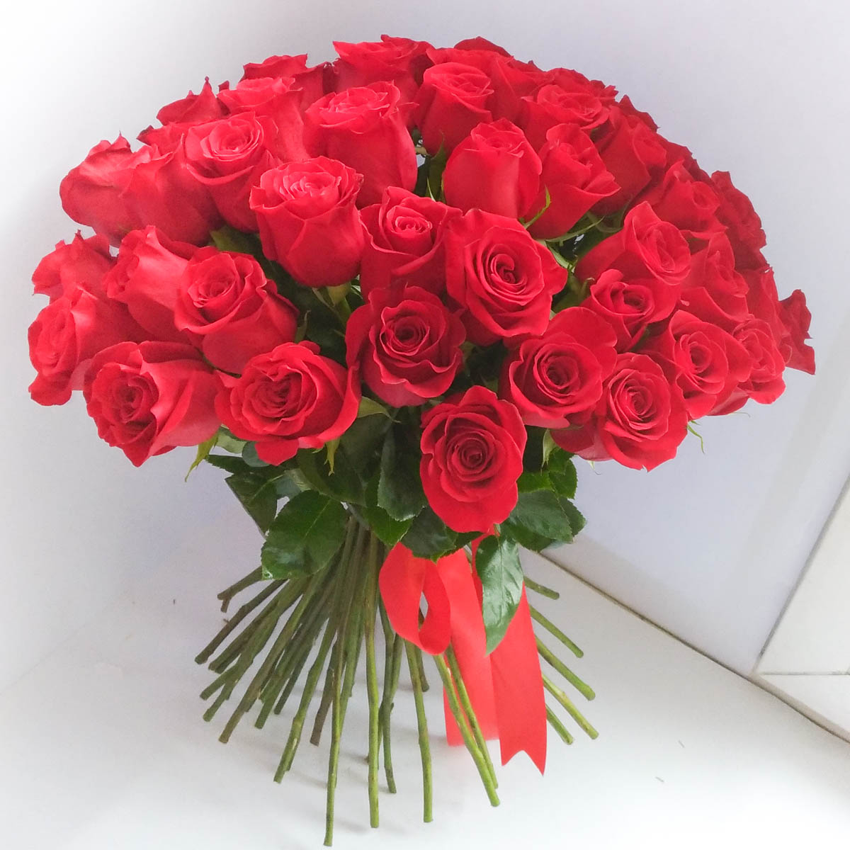 Букет из 51 красной розы с лентой - Фотография цветов перед доставкой 2