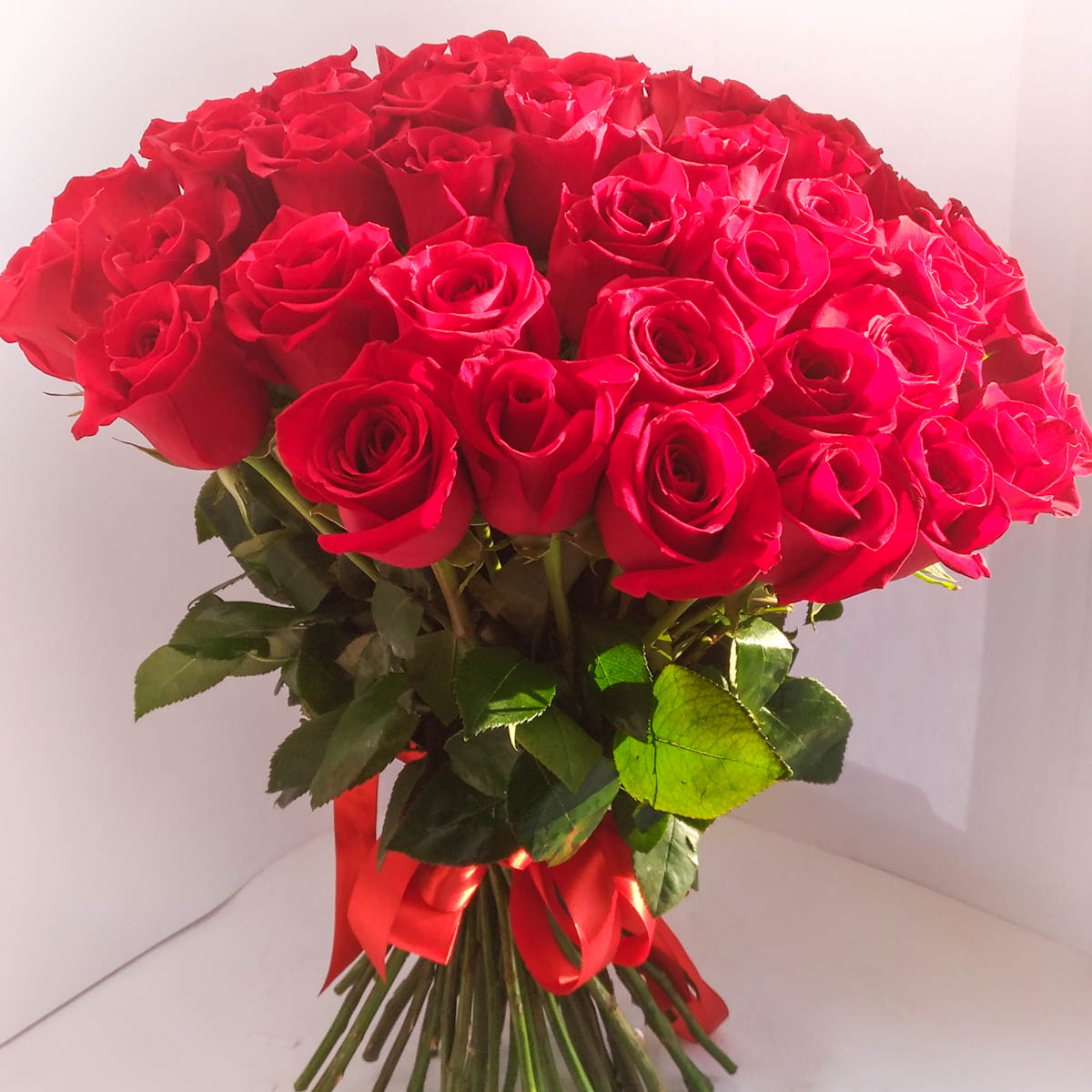 Букет из 51 красной розы с лентой - Фотография цветов перед доставкой 3
