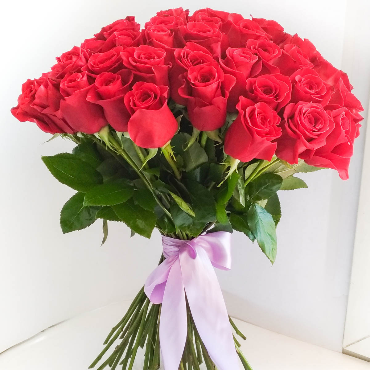 Букет из 51 красной розы с лентой - Фотография цветов перед доставкой 4