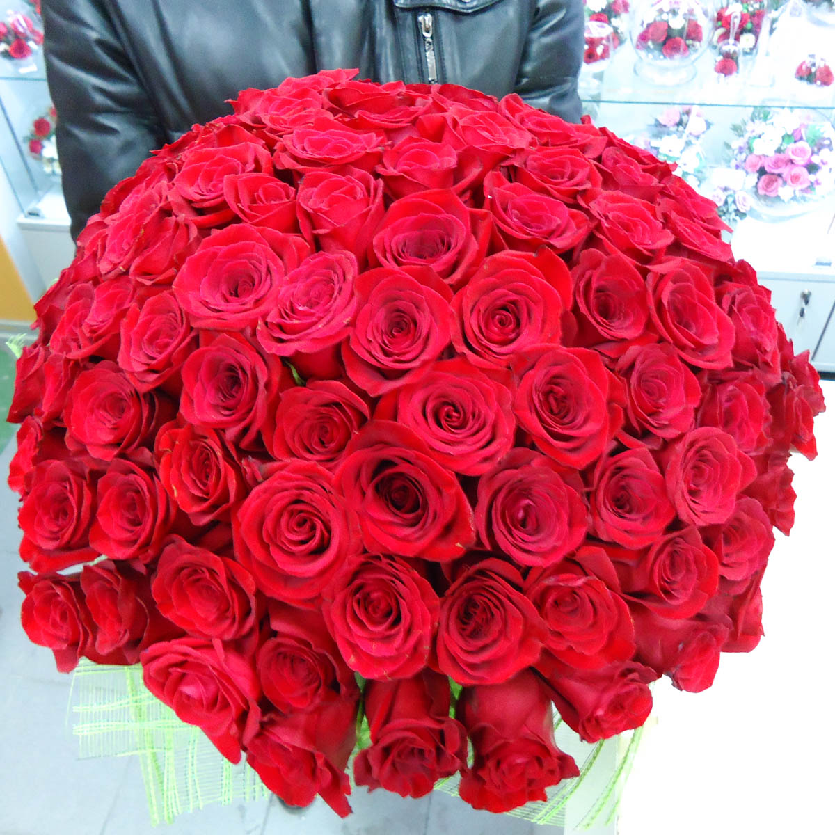 Букет из 51 красной розы с лентой - Фотография цветов перед доставкой 6
