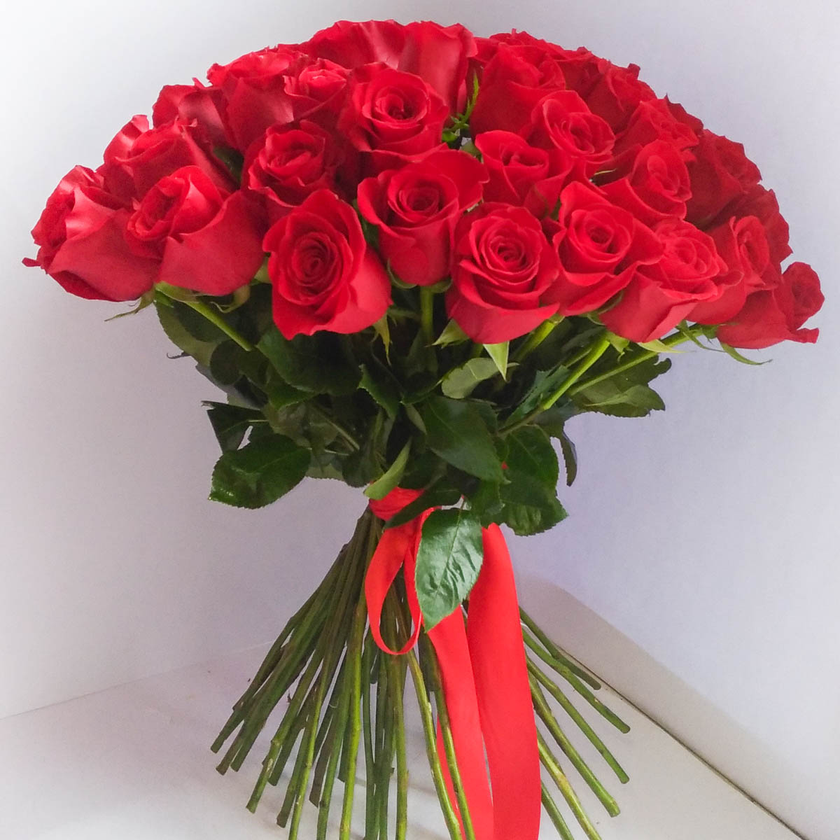 Букет из 51 красной розы с лентой - Фотография цветов перед доставкой