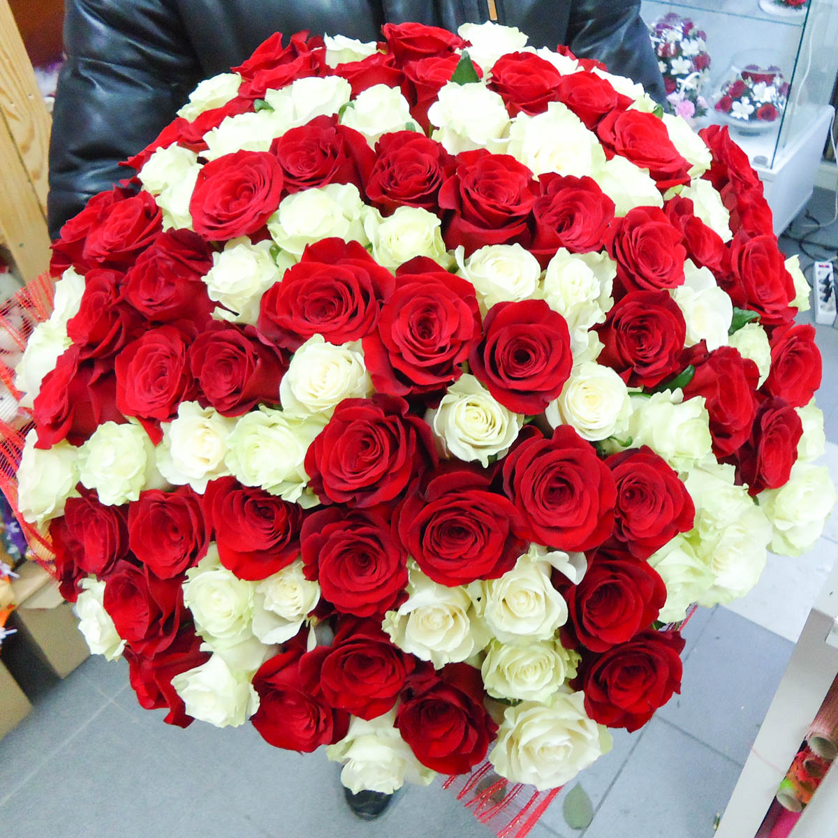 Букет из 51 красной и белой розы с лентой - Фотография цветов перед доставкой 5