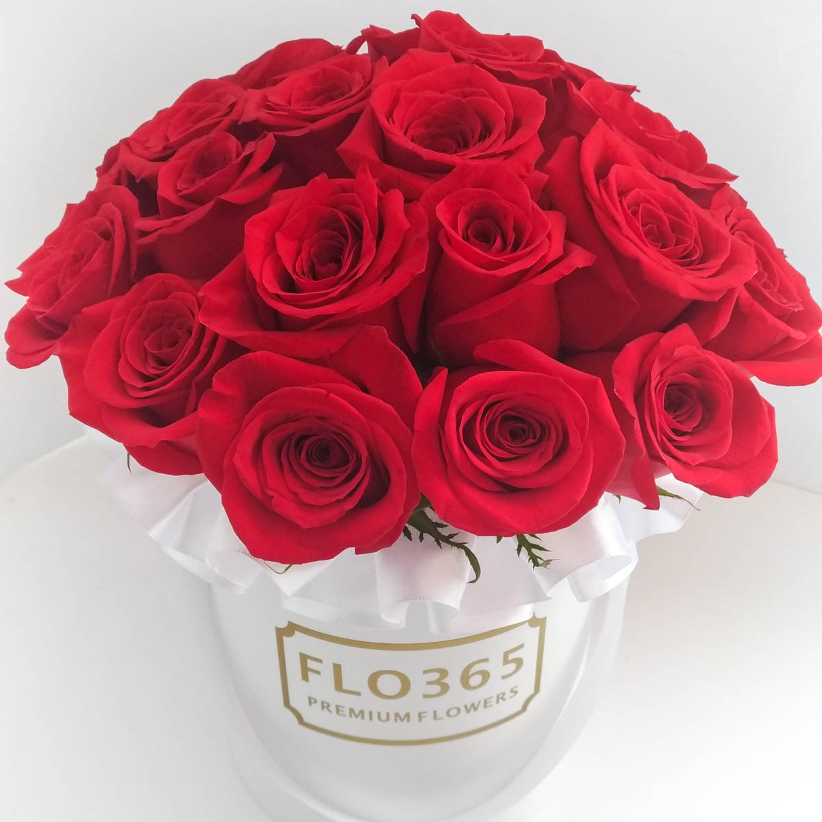 Вайт_Дебют: 25 роз в шляпной коробке - Фотография цветов перед доставкой
