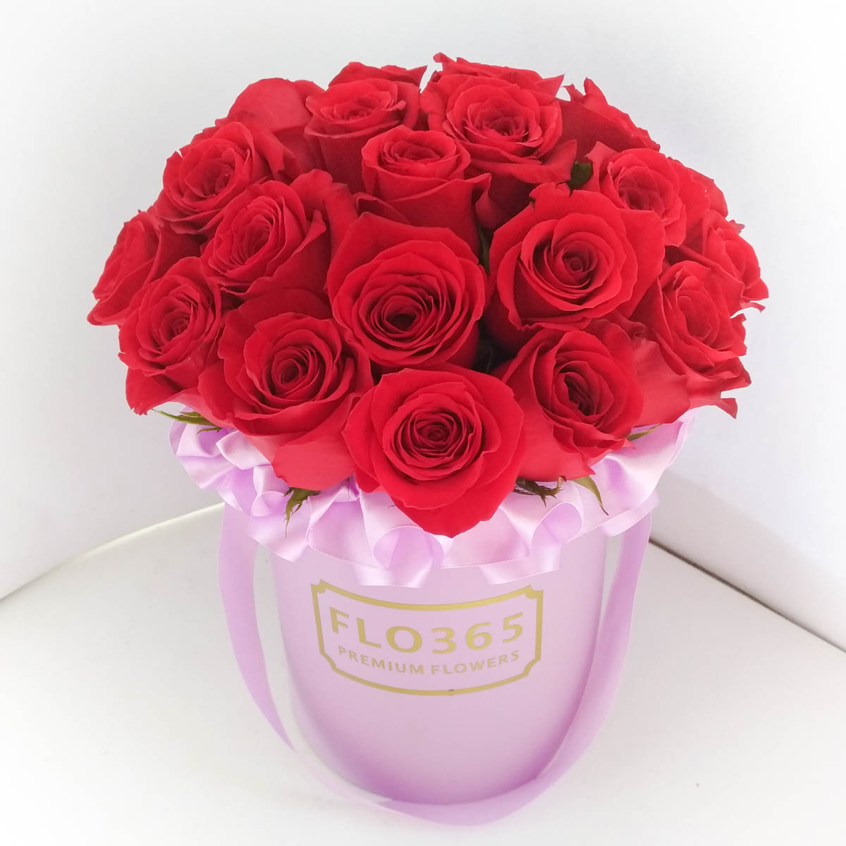 Красные розы в розовой коробке