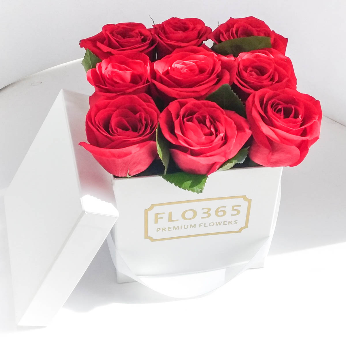  9 Красных роз в белом mini-кубе - Фотография цветов перед доставкой 2