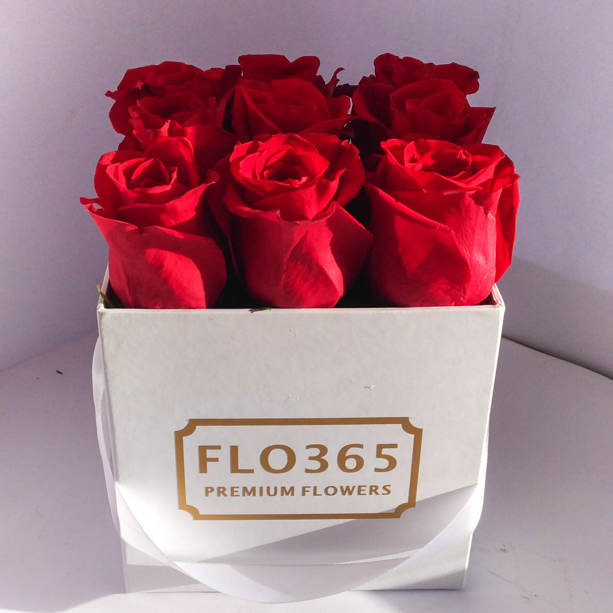  9 Красных роз в белом mini-кубе - Фотография цветов перед доставкой