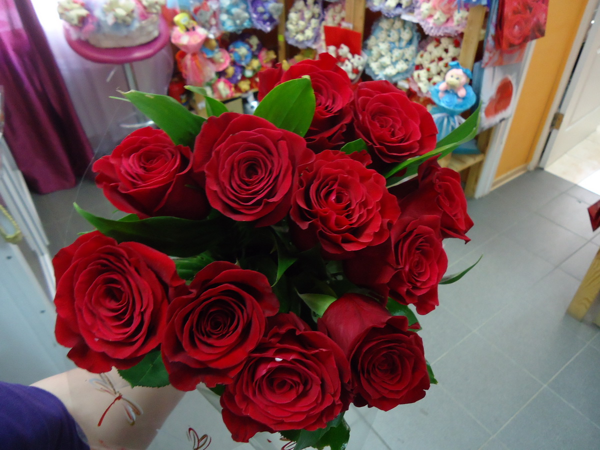Букет из 11 красных роз с лентой - Фотография цветов перед доставкой