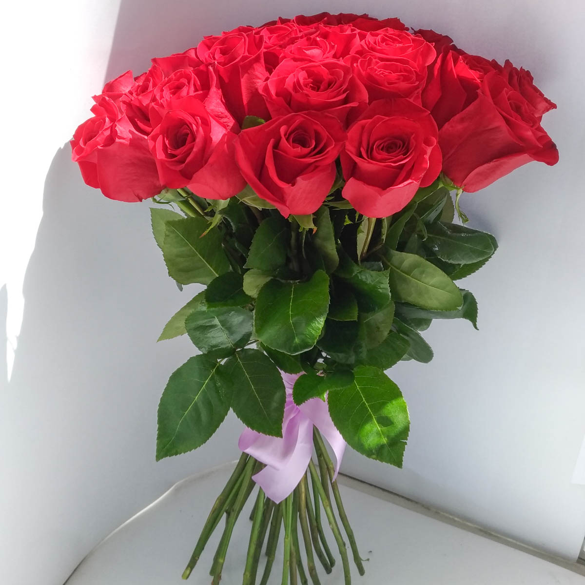 Букет из 25 красных роз с лентой - Фотография цветов перед доставкой 2