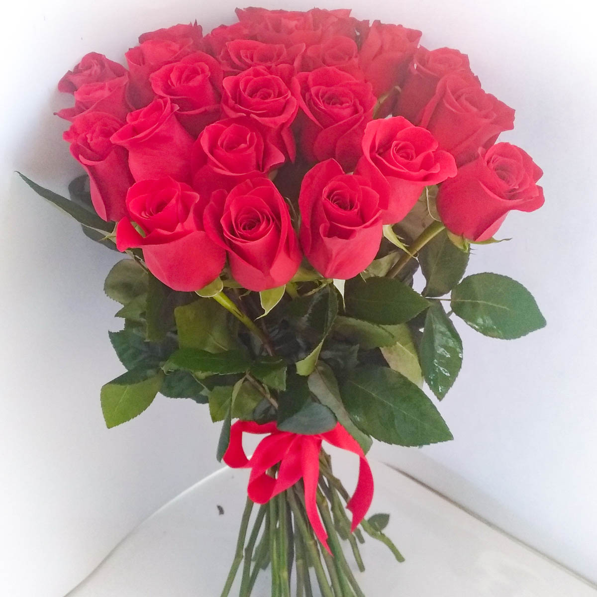 Букет из 25 красных роз с лентой - Фотография цветов перед доставкой