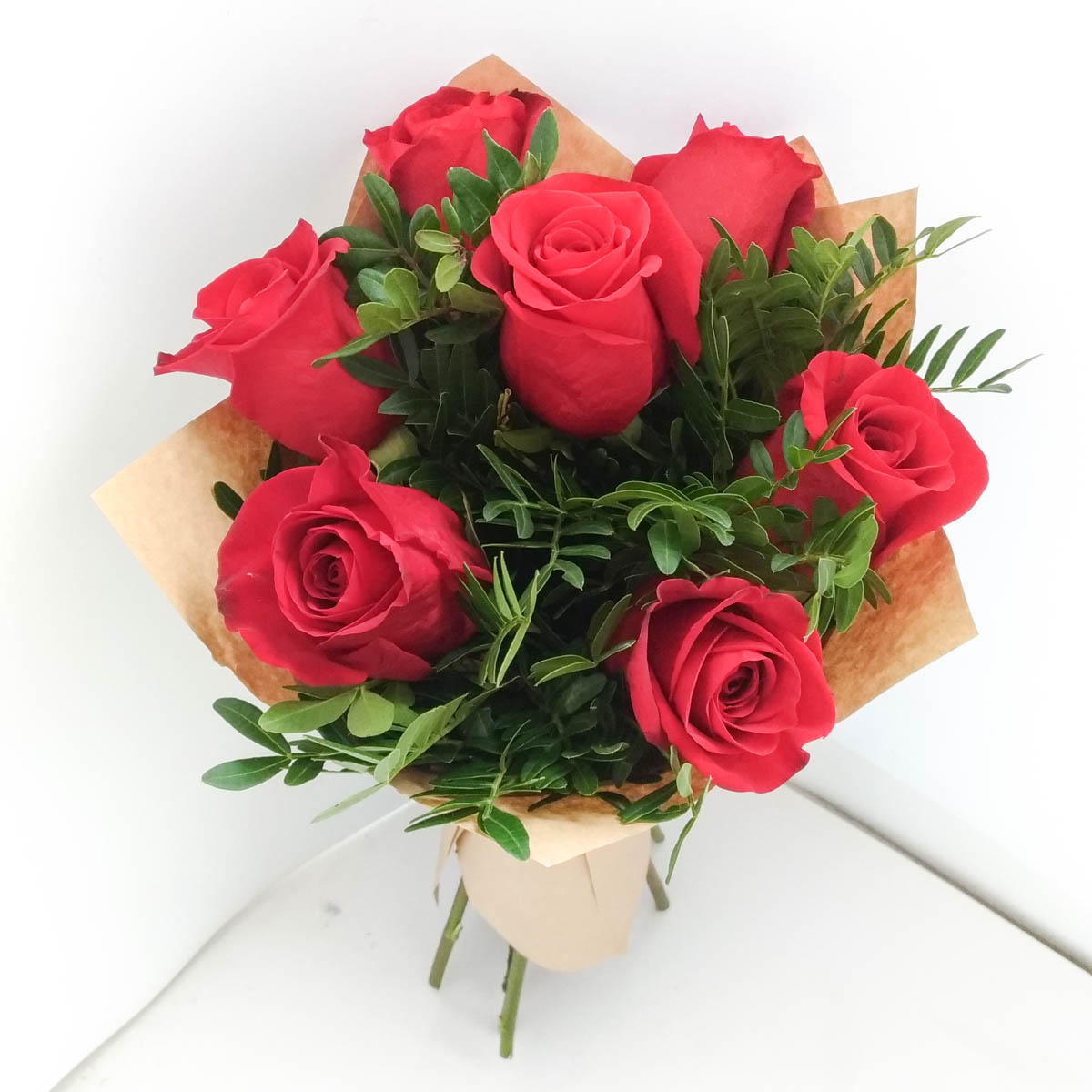 Букет из 7 красных роз в крафт-упаковке - Фотография цветов перед доставкой 2