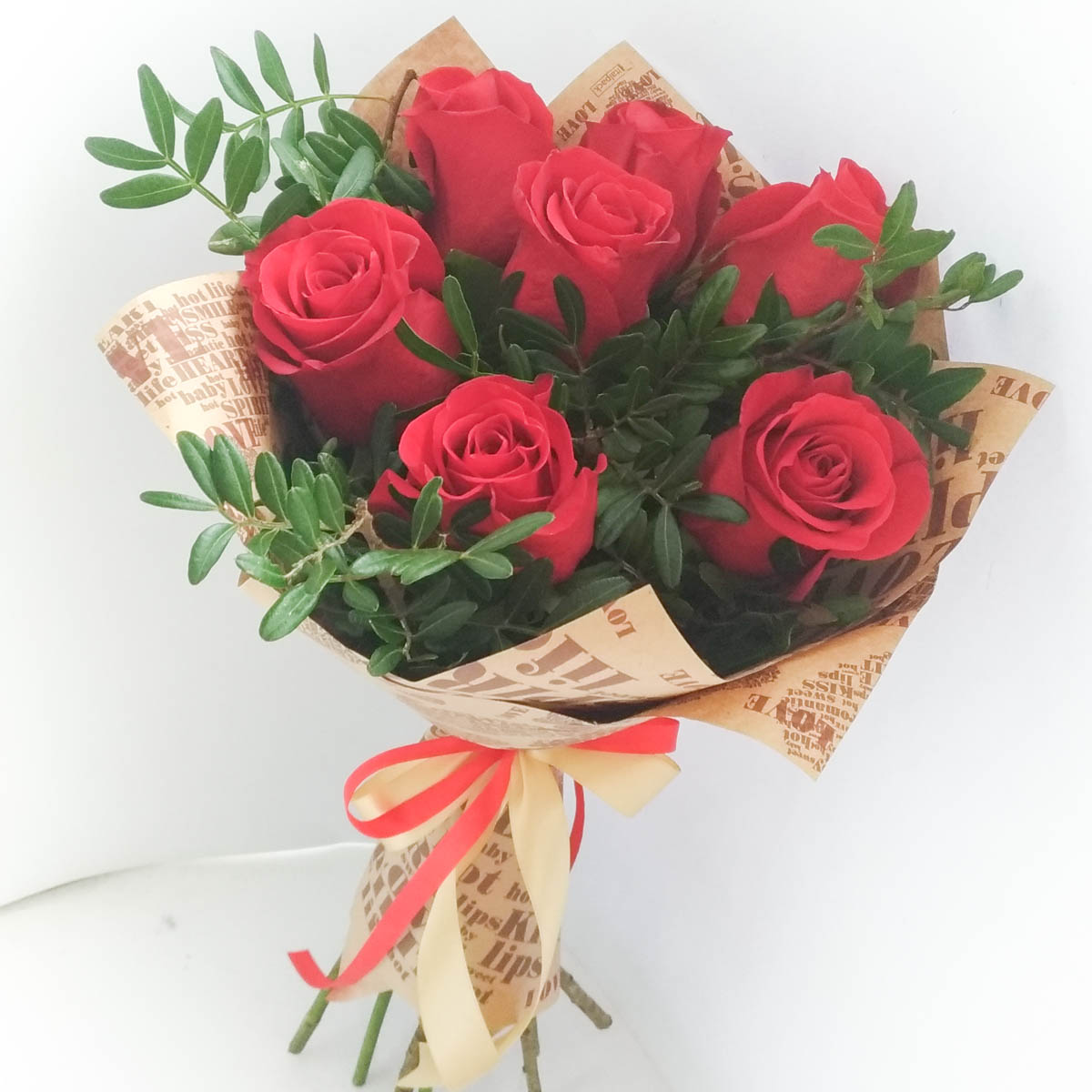Букет из 7 красных роз в крафт-упаковке - Фотография цветов перед доставкой 3