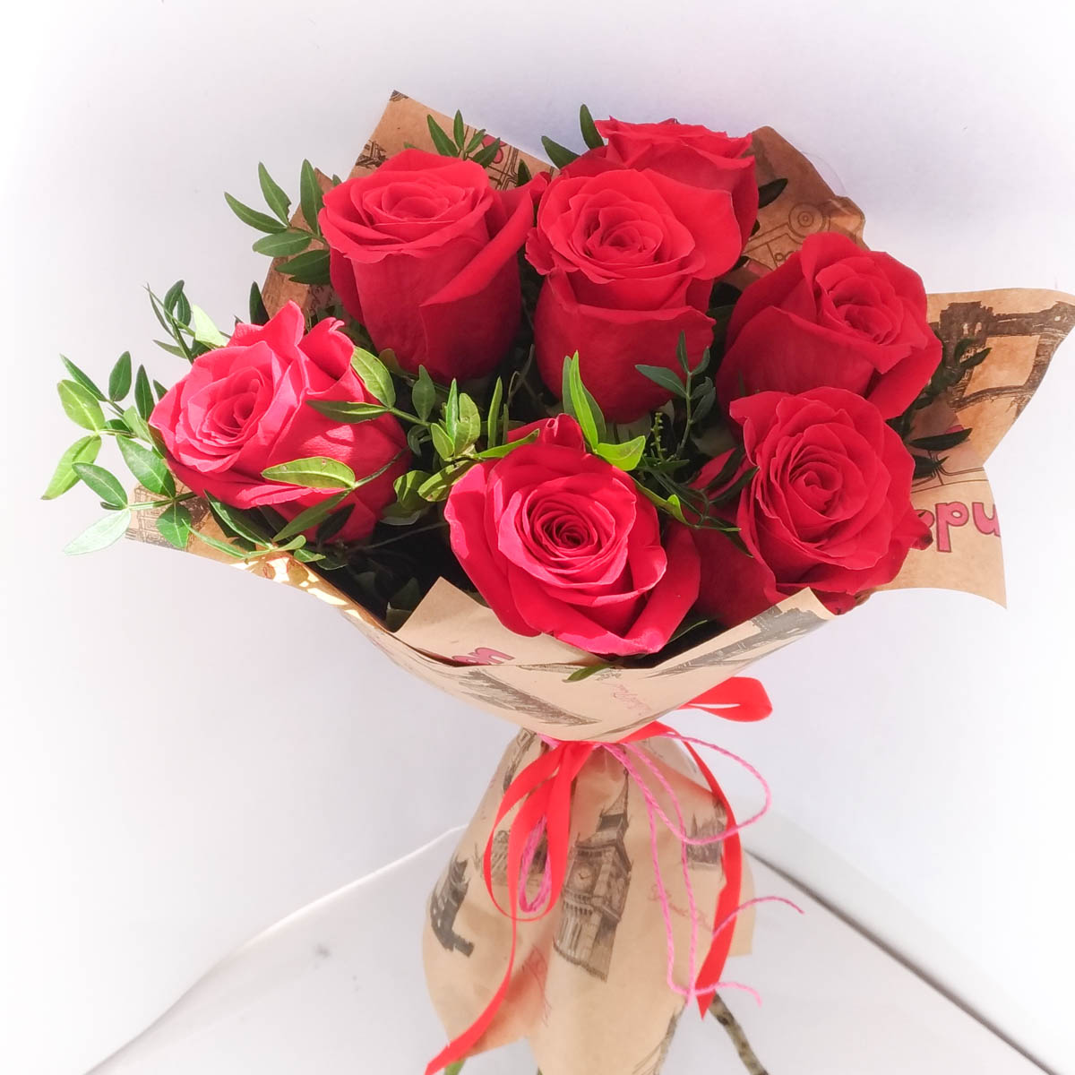 Букет из 7 красных роз в крафт-упаковке - Фотография цветов перед доставкой