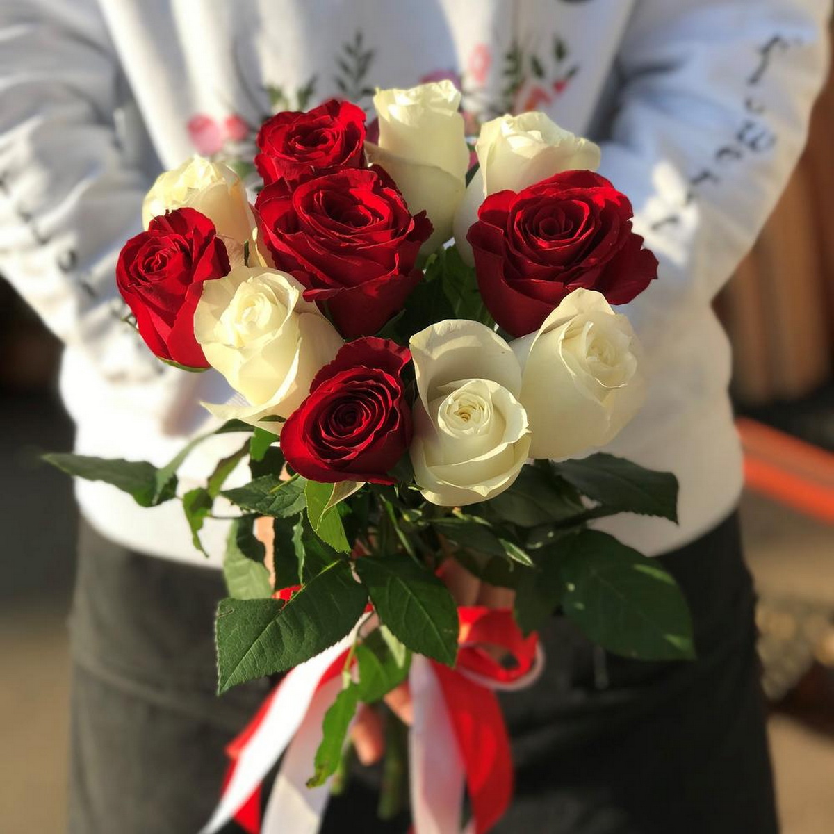 Фото 2 - Букет из 11 белых и красных роз с лентой