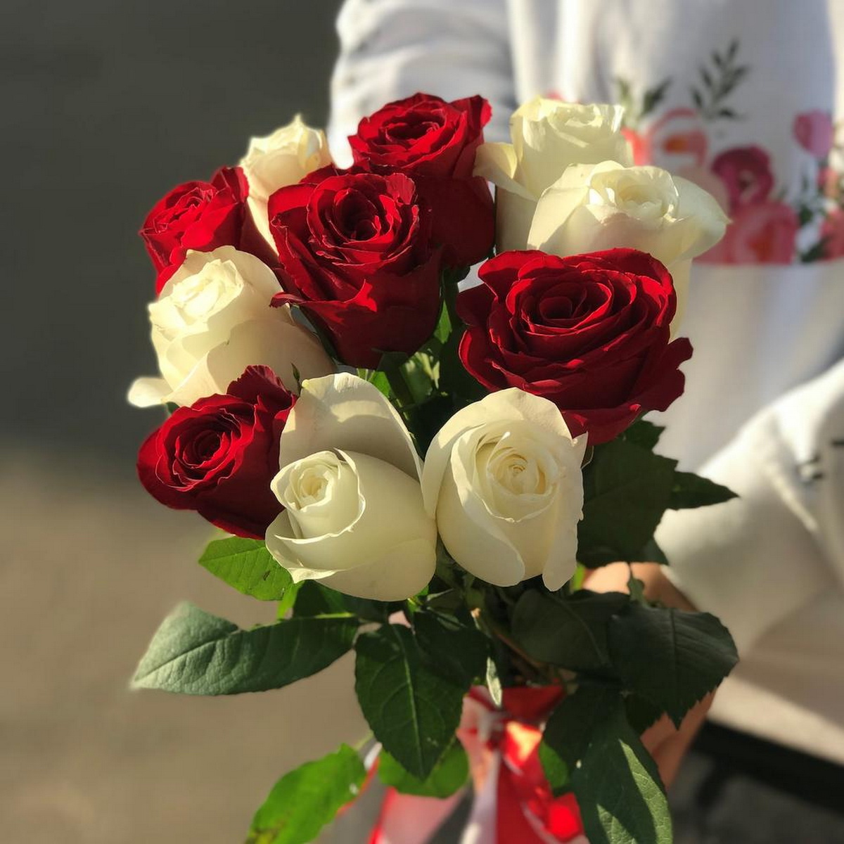 Фото 3 - Букет из 11 белых и красных роз с лентой