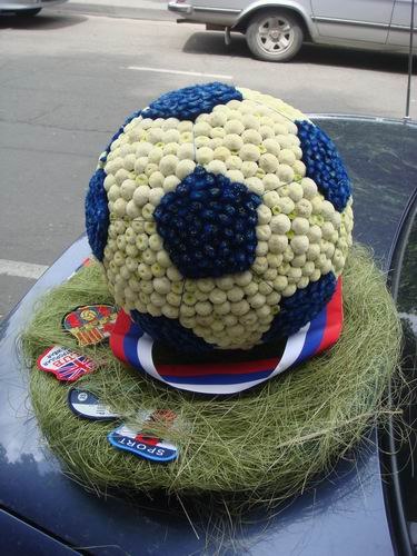 Букет Футбольный мяч из цветов 3 с доставкой в Новосибирске ...