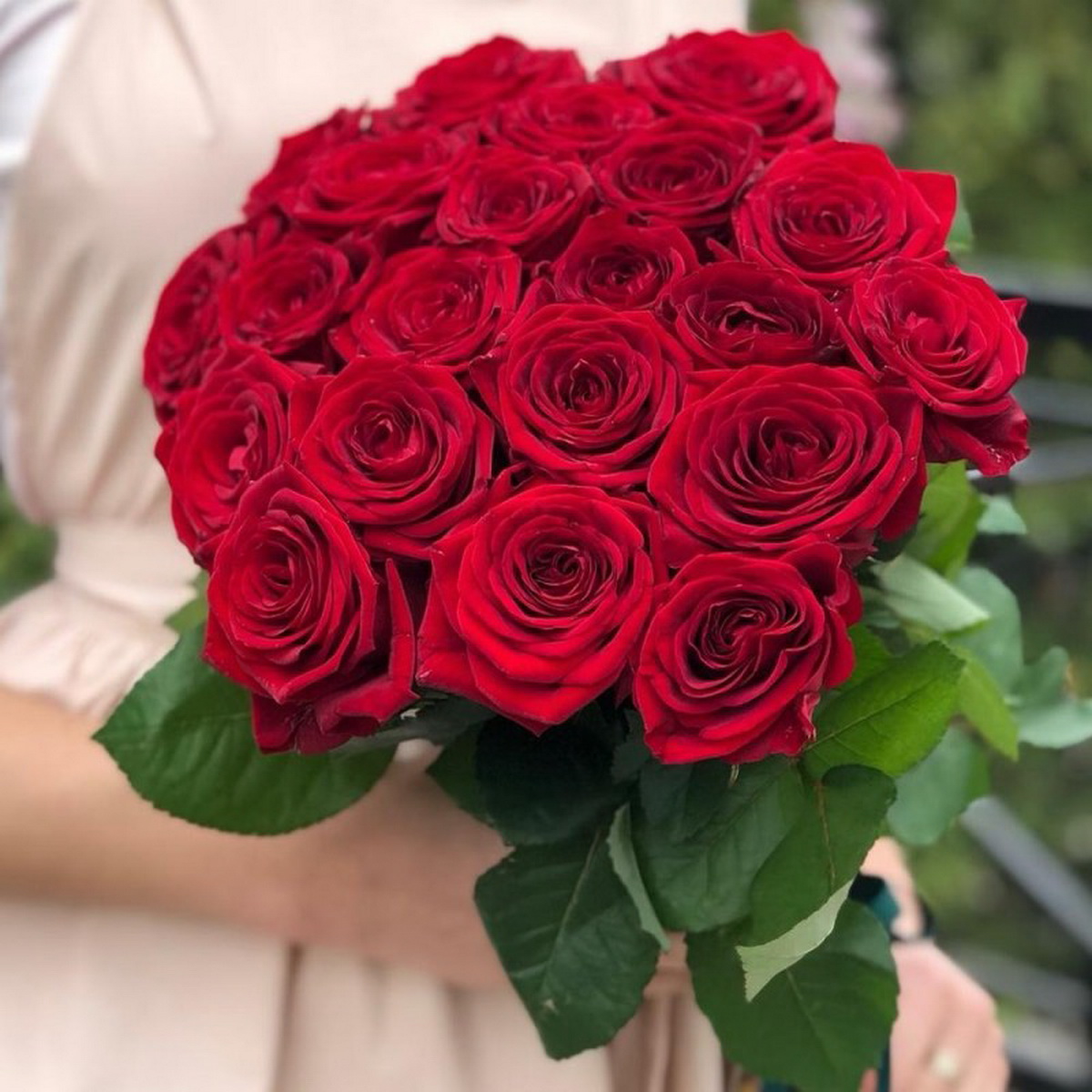 Букет из 21 красной розы с лентой