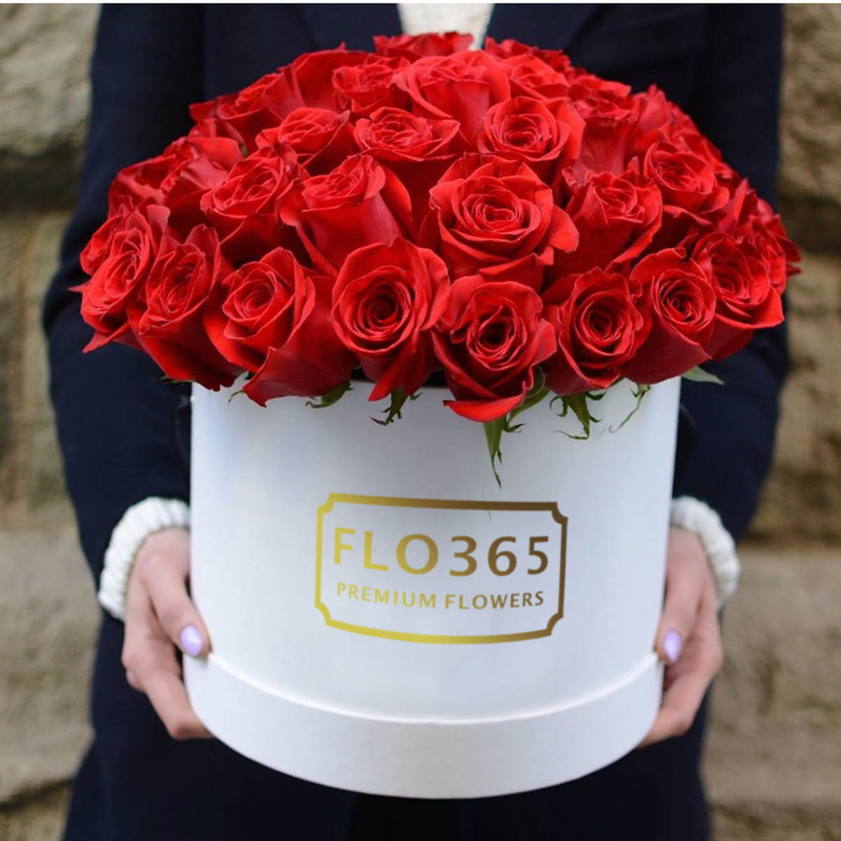 Красные и белые розы в шляпной коробке купить недорого.