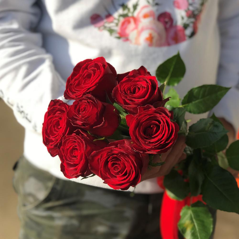 Фото 2 - Букет из 7 красных роз с лентой