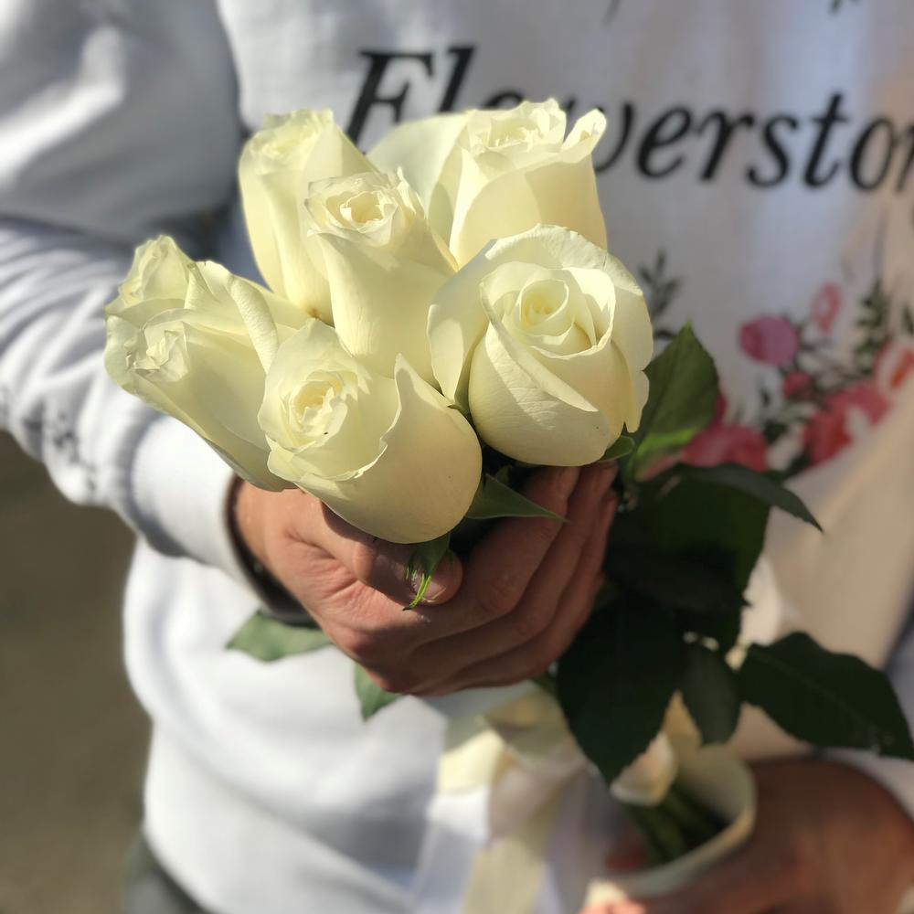 Фото 2 - Букет из 7 белых роз с лентой