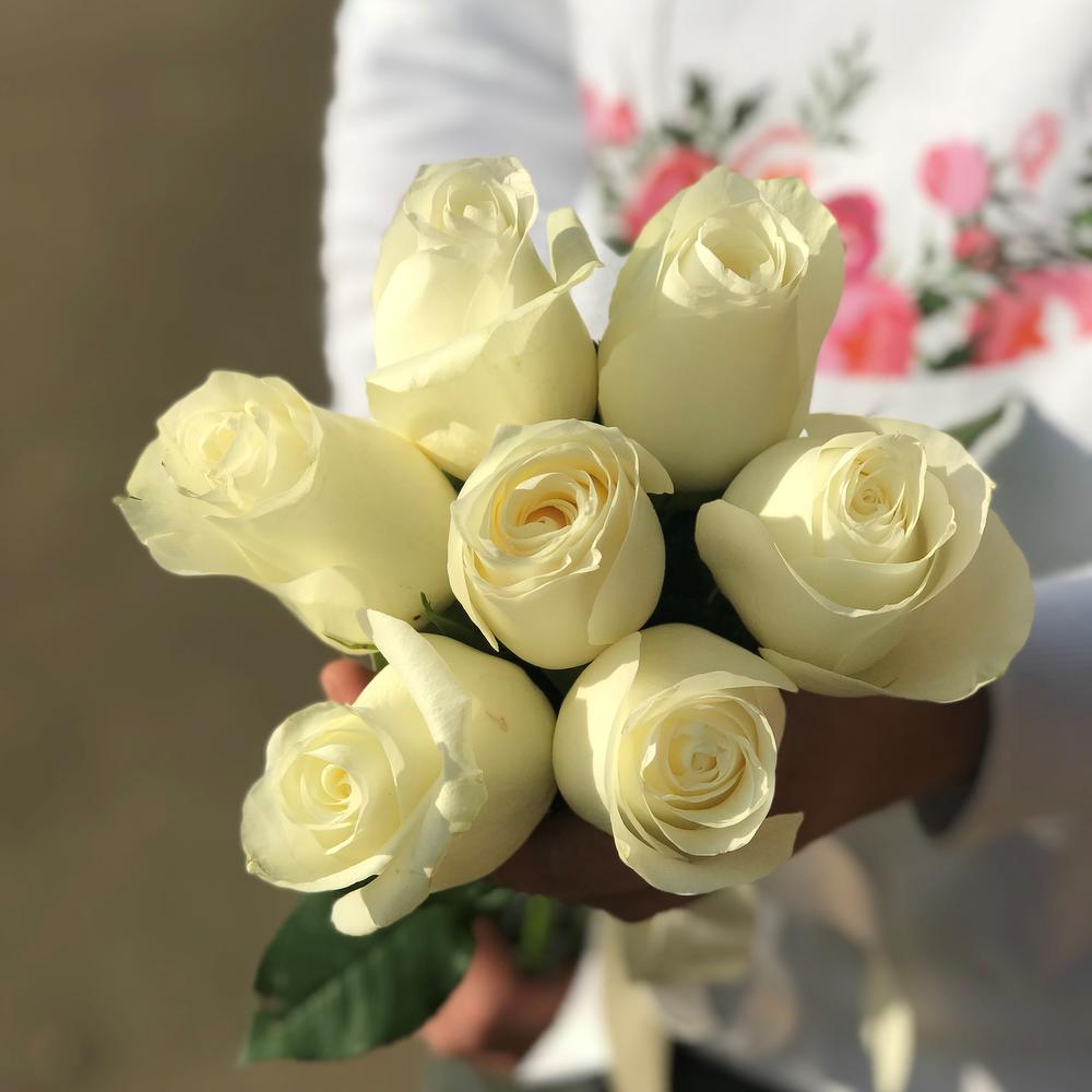 Фото 4 - Букет из 7 белых роз с лентой