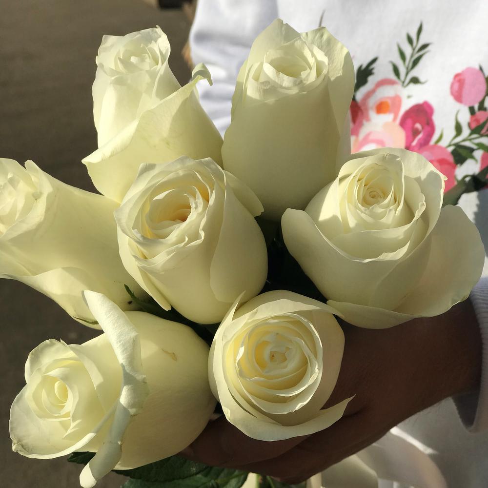 Фото 6 - Букет из 7 белых роз с лентой