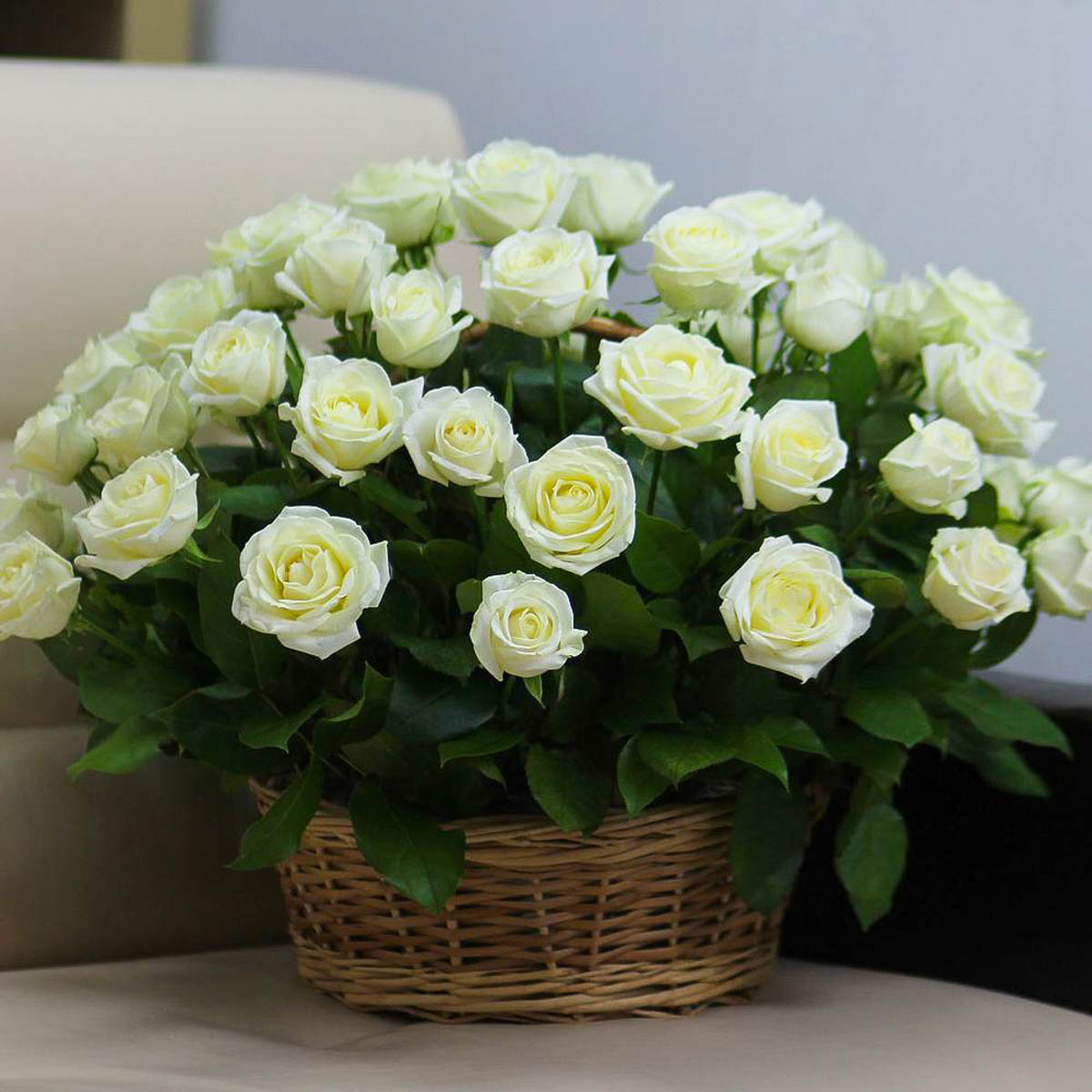 Фото 2 - Большая корзина 51 белая роза