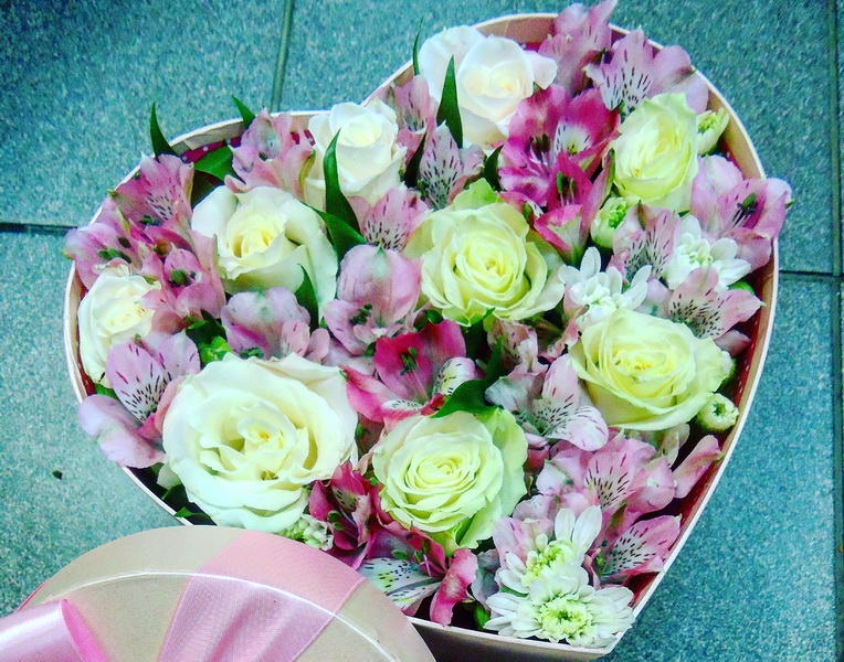 Розовая поздравительная открытка в форме сердца с цветами и горошком | Премиум векторы