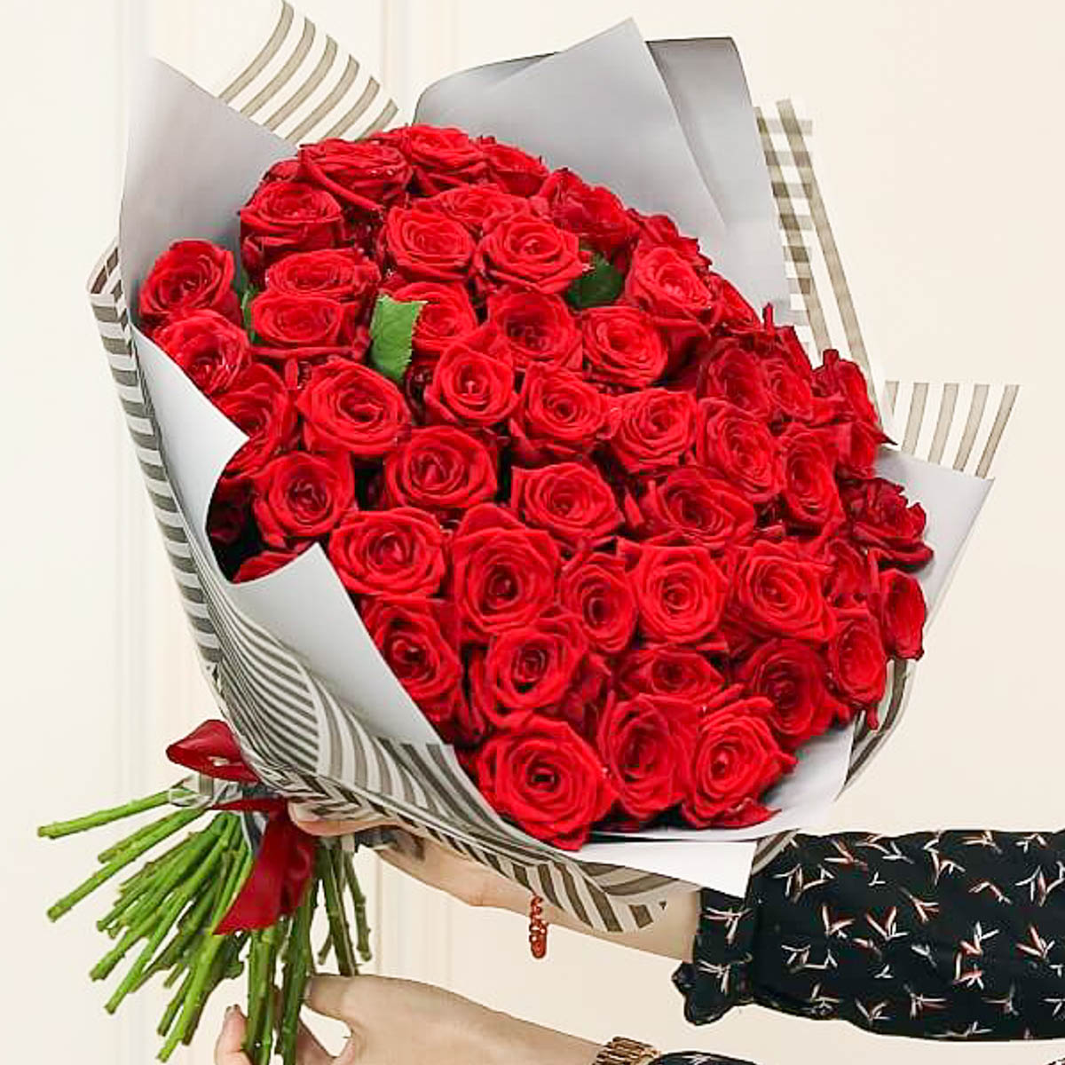 Фото 2 - Моно-букет из 51 красной розы