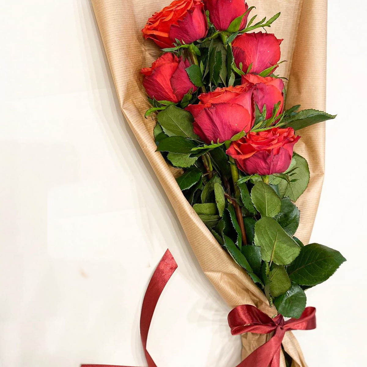 Вертикальный букет из 7 красных роз