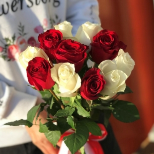 Букет из 11 белых и красных роз с лентой