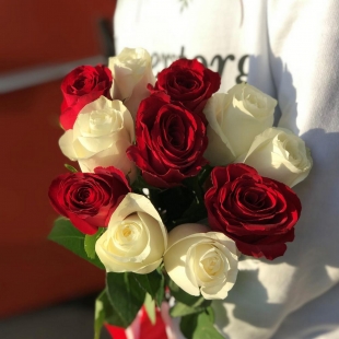Букет из 11 белых и красных роз с лентой