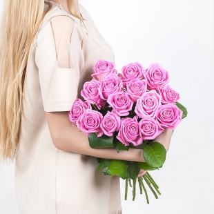 Букет из 15 ярко-розовых роз с лентой