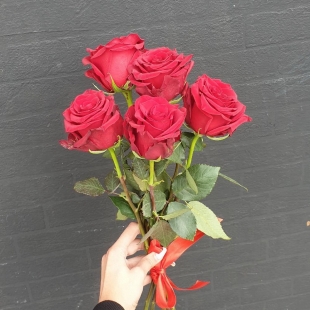Букет из 5 красных роз с лентой