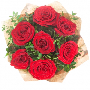 Букет из 7 красных роз в крафт-упаковке
