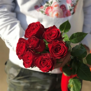 Букет из 7 красных роз с лентой