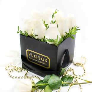 9 Белых роз в черном mini-кубе