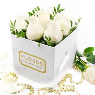 9 Белых роз в белом mini-кубе