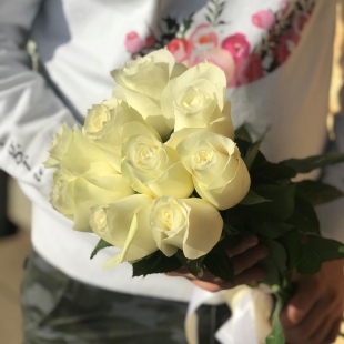 Букет из 9 белых роз с лентой