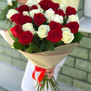 Букет из 25 бело-красных роз