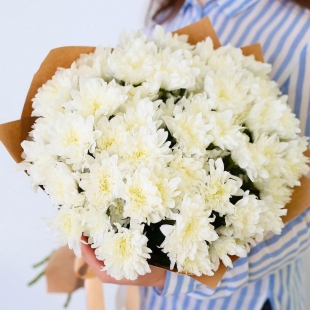 Белоснежная хризантема в крафт-упаковке